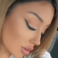 Demet Desnuda