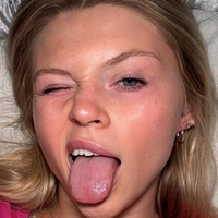 Devyn Hutchison Desnuda