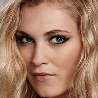 Eliza Taylor-Cotter Desnuda