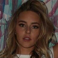Hassie Harrison Desnuda