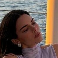 Kendall Braless Desnuda