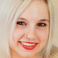 Luna Bright Desnuda