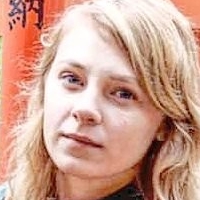 Sydney Poniewaz Desnuda